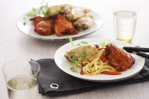 Petto di pollo con tagliatelle — Foto stock