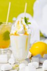 Лимонний сироп у склянці — стокове фото