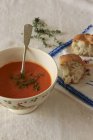 Перцовый суп с тимьяном в миске — стоковое фото