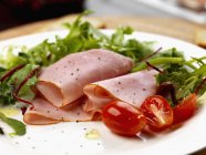 Fette di prosciutto con insalata — Foto stock