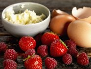 Крупный план ингредиентов для ягодного рулета — стоковое фото