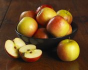 Миска зі свіжих яблук — стокове фото