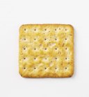 Nahaufnahme von oben von einem Cracker auf weißer Oberfläche — Stockfoto