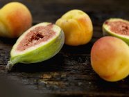 Fresh Figs and apricots — Stock Photo