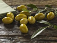 Grüne Oliven mit Blättern — Stockfoto