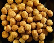 Жареные орехи макадамии — стоковое фото