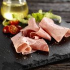 Prosciutto veneziano con ingredienti per insalata — Foto stock