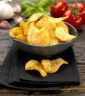 Bol de chips de tomate — Photo de stock