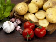 Tomates com alho e batatas — Fotografia de Stock