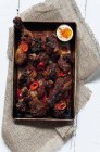 Palitos de pollo picante tostados en horno - foto de stock