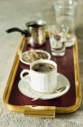 Высокий вид на турецкий кофе и темно-каменный сахар на подносе — стоковое фото