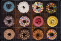 Varios donuts decorados - foto de stock