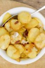 Смажена картопля з нарізаним беконом — стокове фото