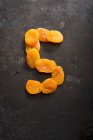 Номер пять из сушеных абрикосов — стоковое фото