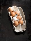 Caja de huevos marrones y blancos frescos - foto de stock