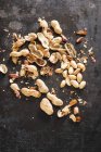 Amendoins alguns descascados — Fotografia de Stock