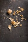 Walnuts, unshelled and cracked — Stock Photo