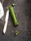Frische Zucchini mit Messer — Stockfoto