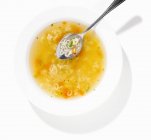 Sopa de pasta del alfabeto con cuchara - foto de stock