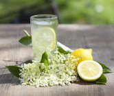 Elderflower juice with lemons — Stock Photo