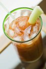 Bloody Mary con sedano e cubetti di ghiaccio in vetro — Foto stock