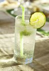 Vodka and tonic with a slice of lime — Stock Photo