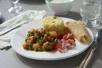 Chicken curry with peas — Stock Photo