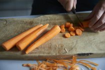 Будучи нарізані моркву — стокове фото
