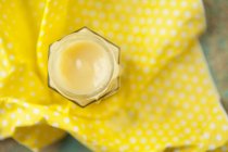 Close-up vista superior de coalhada de limão caseiro em frasco na superfície amarela — Fotografia de Stock