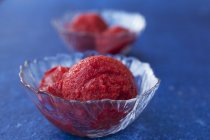 Erdbeersorbet in Glasschalen — Stockfoto