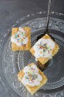 Torta con glassa e spruzzi colorati — Foto stock