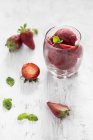 Erdbeersorbet mit frischer Minze — Stockfoto