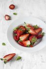 Frische Erdbeeren in Scheiben — Stockfoto