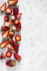 Frische halbierte Erdbeeren — Stockfoto