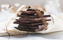 Bars of chocolate tied with ribbon — Stock Photo