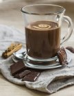 Chocolate quente em copo de vidro — Fotografia de Stock