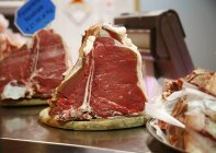 Carne fresca cruda en exhibición - foto de stock