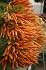 Органическая морковь на рынке — стоковое фото