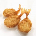 Tre gamberi fritti impanati — Foto stock