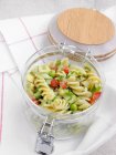 Salada de macarrão Fusilli com legumes — Fotografia de Stock