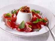 Пекорино мус з томатним салатом — стокове фото