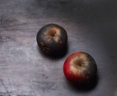 Deux pommes moisies — Photo de stock