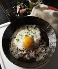 Смажене яйце з нарізаним беконом і цибулею — стокове фото