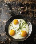 Смажені яйця з цибулею на сковороді — стокове фото