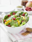 Салат из шпината с малиной и зеленью — стоковое фото