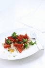 Ebly con una mezcla de pimienta y brócoli en un plato blanco con tenedor - foto de stock