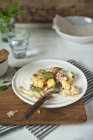 Vue surélevée de Gnocchi avec sauce crémeuse aux champignons, bacon et sauge — Photo de stock
