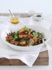 Салат из чечевицы с креветками и зеленой фасолью — стоковое фото