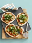Mini pizzas con guisantes - foto de stock