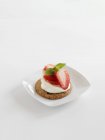 Gâteau garni de fraises — Photo de stock